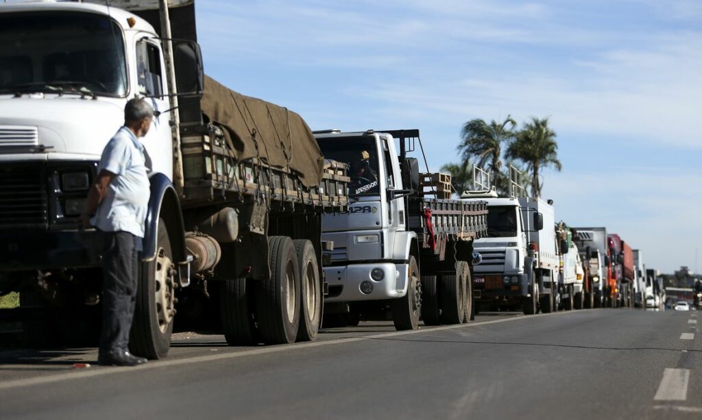 Governo-promete-série-de-medidas-a-caminhoneiros-para-evitar-greve-diz-jornal