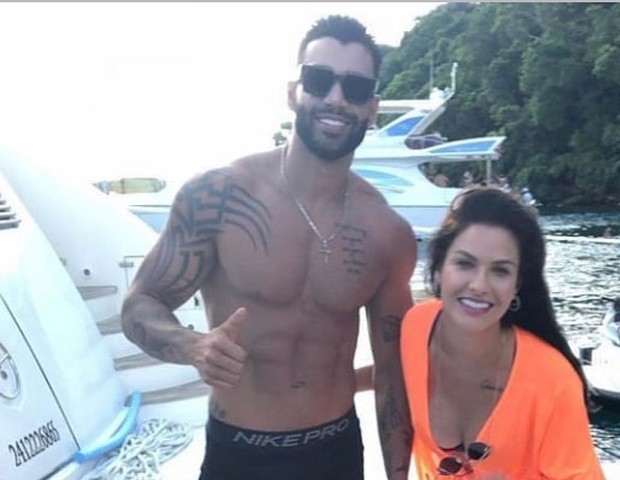 Gusttavo Lima e Andressa Suita curtem passeio de iate juntos em Angra dos Reis