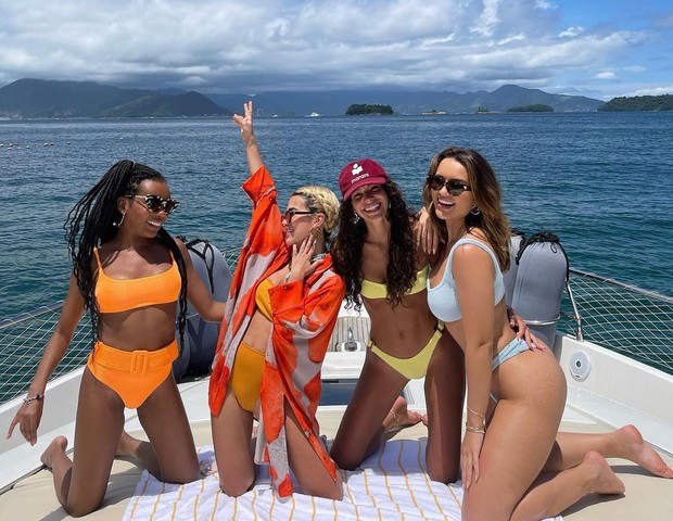 Ilha alugada por Rafa Kalimann Thelminha Bruna Marquezine e Manu Gavassi enche a cada dia diz colunista