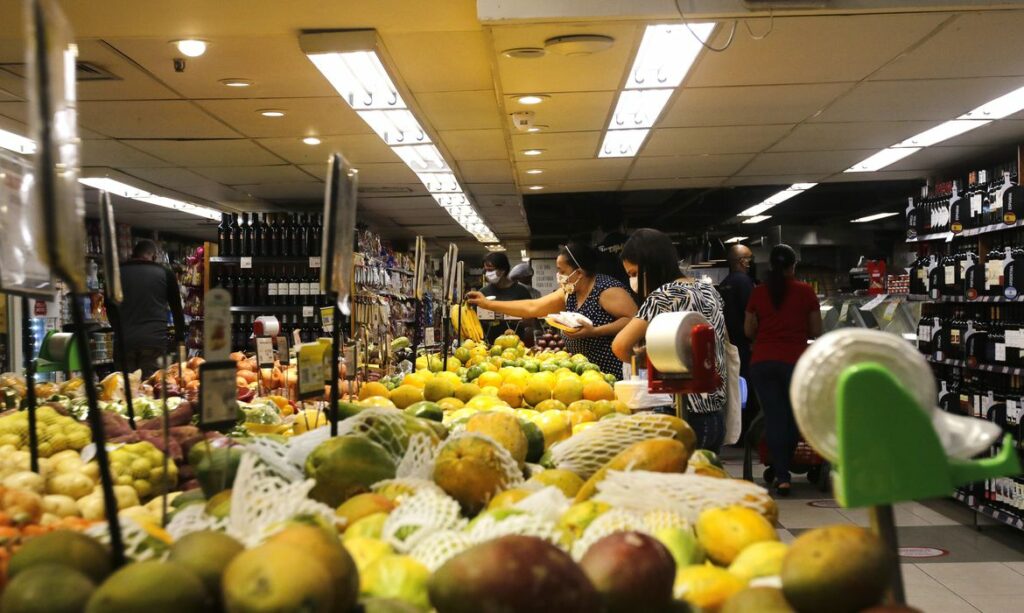 Inflacao oficial tem alta de 452 em dezembro do ano passado numero e maior desde 2016