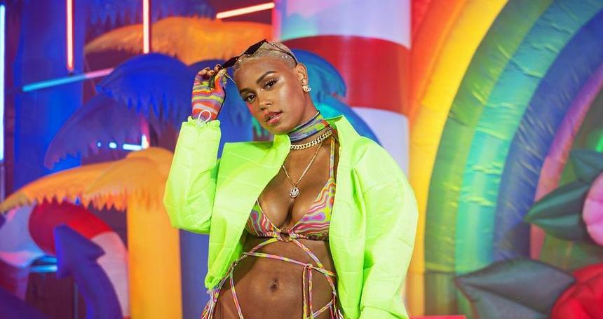 MC Rebecca chama atencao dos seguidores ao mostrar bumbum com biquini fio dental