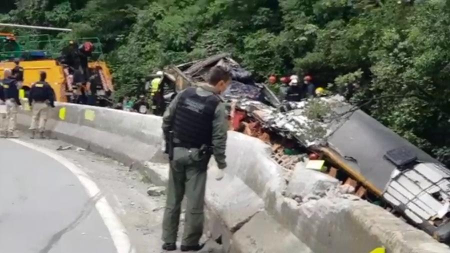 Mais de 20 pessoas morrem apos onibus tombar na BR 376 no Parana