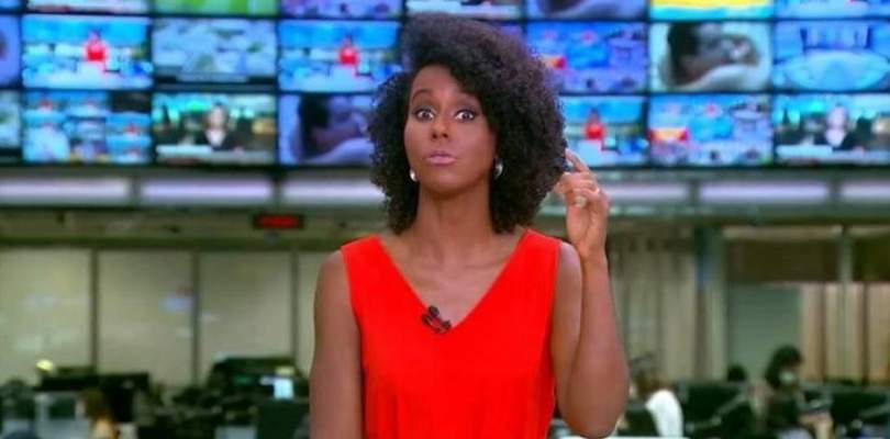 Maju Coutinho apresenta jornal Hoje com cenas de sexo em telas ao fundo veja video