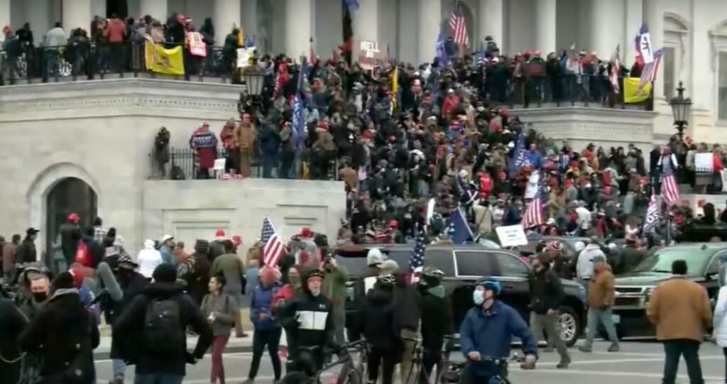 Manifestantes pro Trump invadem Congresso americano durante sessao que confirmaria Biden presidente