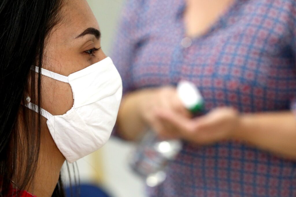 Mesmo apos inicio de vacinacao populacao deve manter medidas preventivas contra covid 19