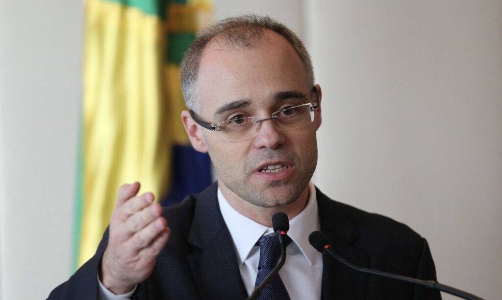 Ministro-da-Justiça-diz-que-irá-pedir-abertura-de-inquérito-contra-jornalistas-que-falaram-em-suicídio-de-Bolsonaro
