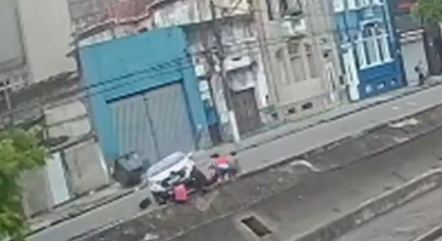 Motorista perde o controle de carro e atropela quatro pessoas da mesma familia veja video