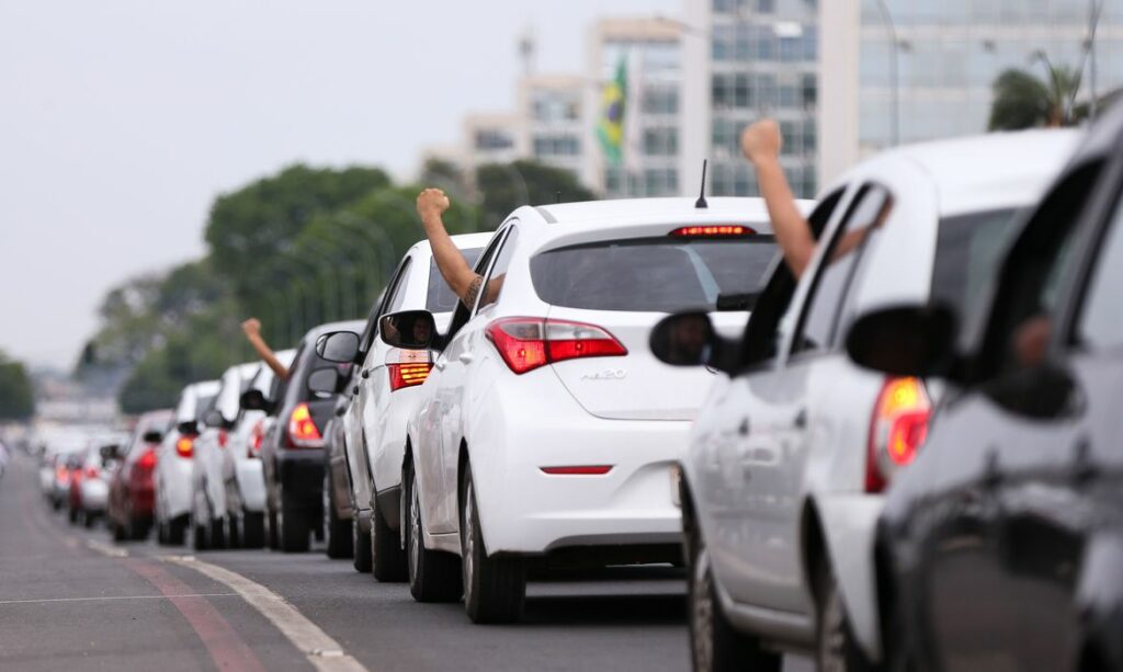Motoristas de aplicativo reclamam de aumento de custos e fazem paralisacao em Aracaju