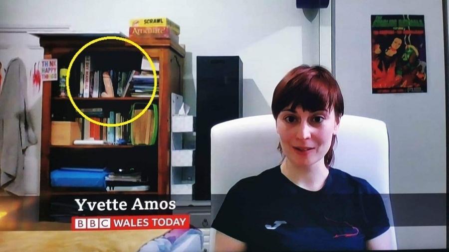 Mulher esquece brinquedo sexual durante entrevista ao vivo e viraliza nas redes