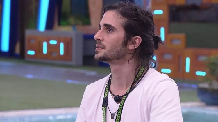 No BBB 21 Fiuk e integrante do grupo xepa brigam por comida durante madrugada