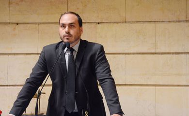 Panelaco Carlos Bolsonaro posta video de homem batendo panela com penis de plastico