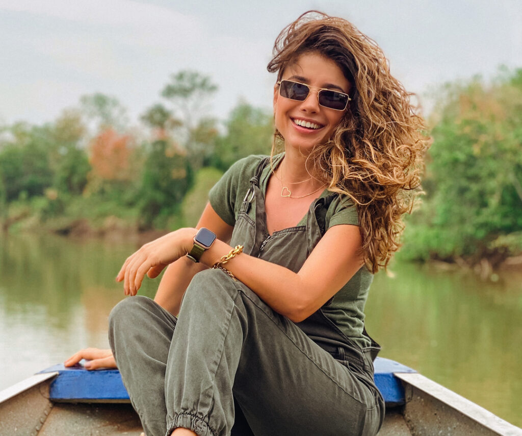 Paula-Fernandes-faz-publicação-cantando-só-de-toalha-no-Instagram-veja-vídeo
