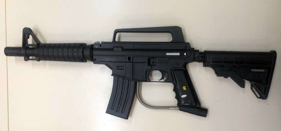 Policia apreende arma de airsoft na casa de Nego do Borel apos Duda Reis acusa lo de ter fuzil