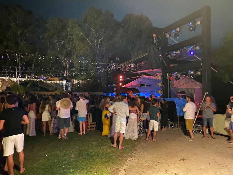 Policia interrompe festa de reveillon em Alagoas e cantor da Banda Eva pede para tocar duas musicas
