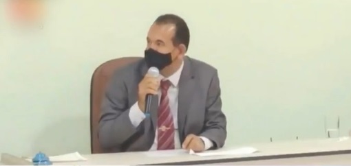 Prefeito de cidade na Bahia escapa de atentado com enxada durante cerimonia de posse