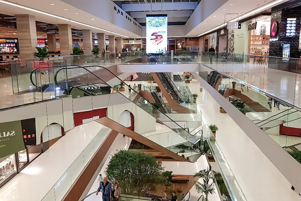 Produtora de moda negra diz que sofreu racismo em loja de luxo em shopping de Sao Paulo