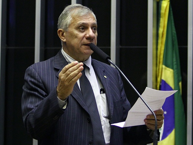Projeto de lei pode proibir empresas de usar nomes com expressoes estrangeiras