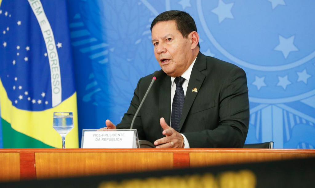 Recuperado da covid 19 Mourao destoa de Bolsonaro e diz que vai tomar vacina questao coletiva