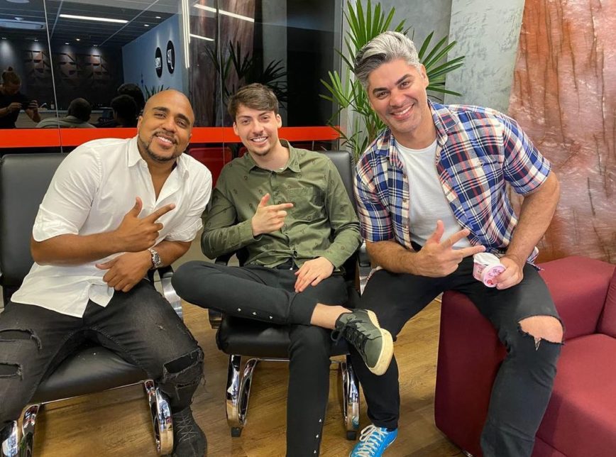 Renan Bolsonaro estreia programa no YouTube com disputa de quem fez mais