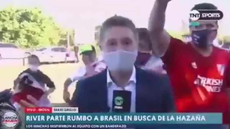 Repórter-argentino-tem-celular-furtado-ao-vivo-por-torcedor-do-River-em-Buenos-Aires-veja-vídeo