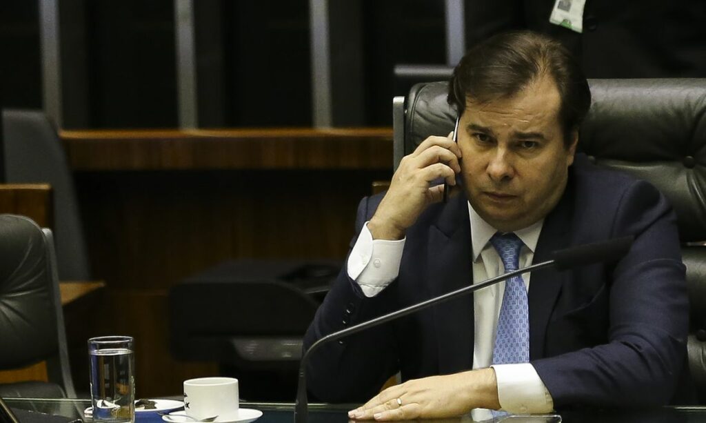 Rodrigo Maia marca encontro com embaixador da China para resolver atraso na importacao de insumos para vacinas