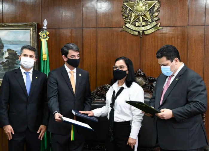Senadora assume por 15 dias durante recesso e tera direito a R 50 mil