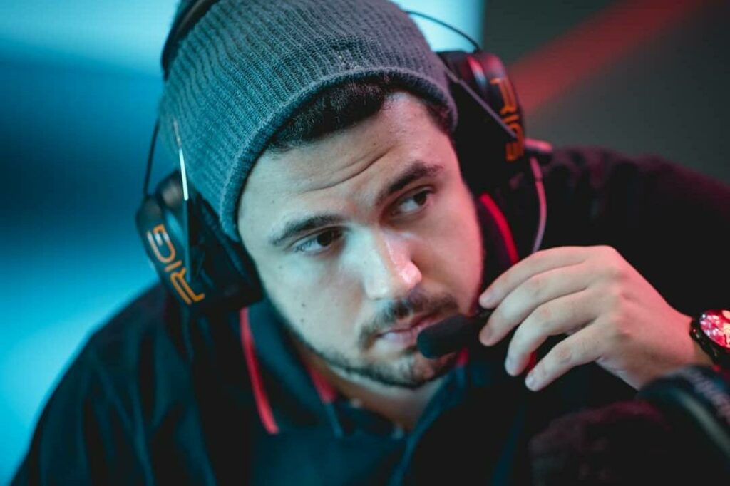 Tatuadora acusa ex treinador de LoL de forca la a fazer sexo oral