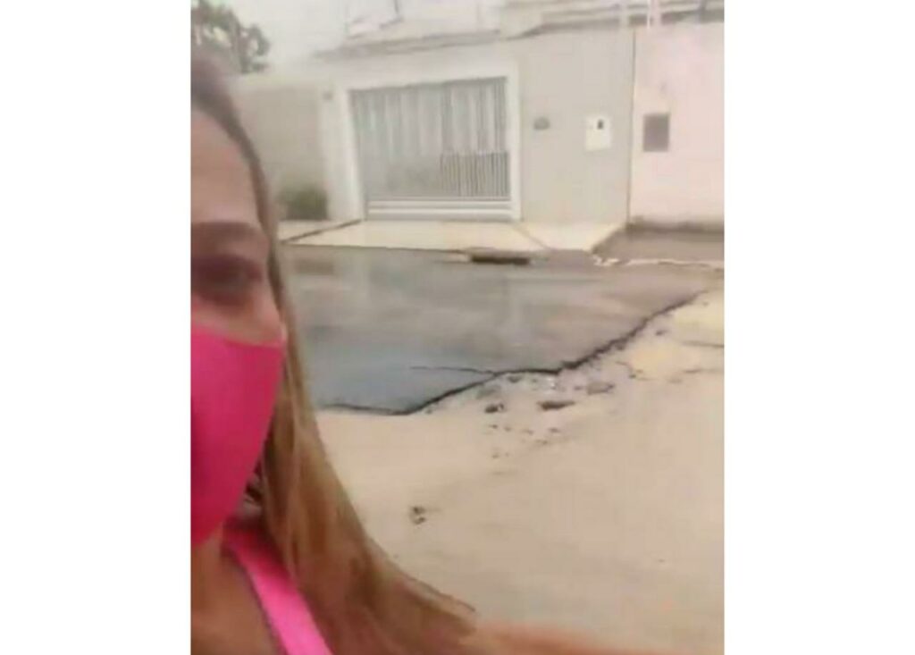 Vereadora mostra rua alagada apos fortes chuvas em Aracaju neste sabado 30