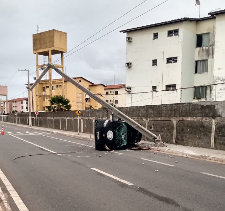 Viatura da policia atinge poste e deixa trecho da Avenida Etelvino Alves de Lima interditado