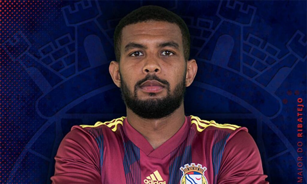 ogador brasileiro Alex Apolinario sofre parada cardiorrespiratoria durante jogo em Portugal