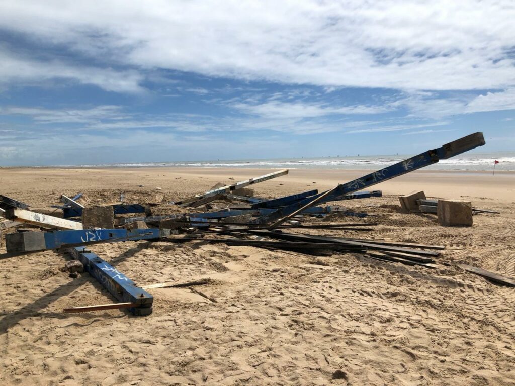 pos risco de queda e acidentes palanque usado em competicoes de surfe e retirado na Orla de Atalaia