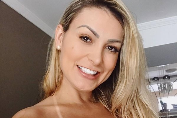 Andressa Urach revela lavagem cerebral da Universal para conseguir doacoes