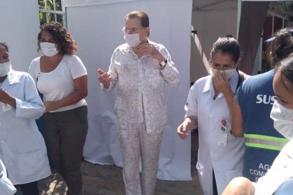 Aos 90 anos Silvio Santos e vacinado contra a covid 19