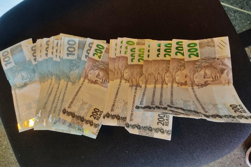Apos comprar celulares com notas falsas jovem e preso em Aracaju