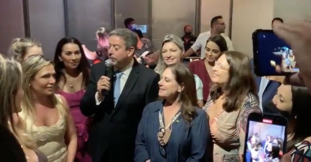Apos vitoria Lira faz festa com 300 pessoas aglomeradas e sem mascaras
