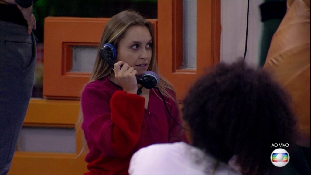 BBB Carla Diaz atende o Big Fone e indica tres brothers para o paredao