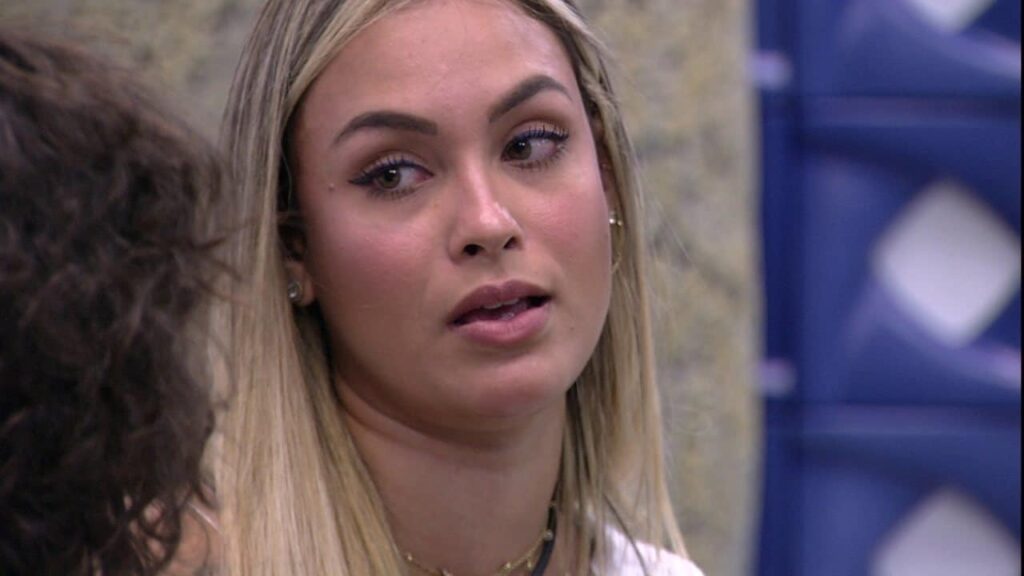 BBB Sarah volta a questionar se beijo entre Lucas e Gilberto foi estrategia