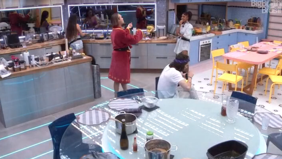 BBB21 Sarah revela que ja foi filmada fazendo