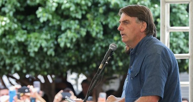 Bolsonaro diz que governadores deveriam pagar auxilio emergencial por adotarem medidas restritivas