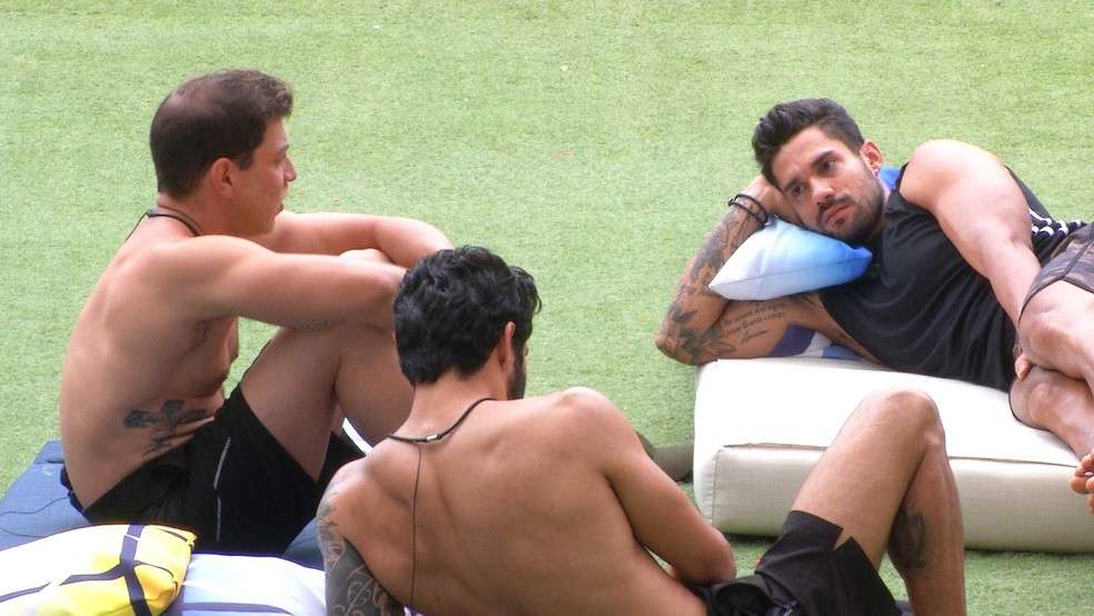 Caio reclama de comportamento de Fiuk na xepa do BBB vai tomar no c