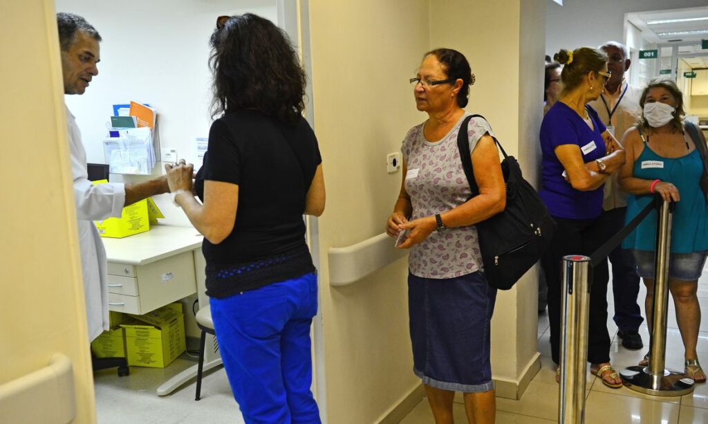 Camara aprova projeto que torna crime furar a fila de vacinacao