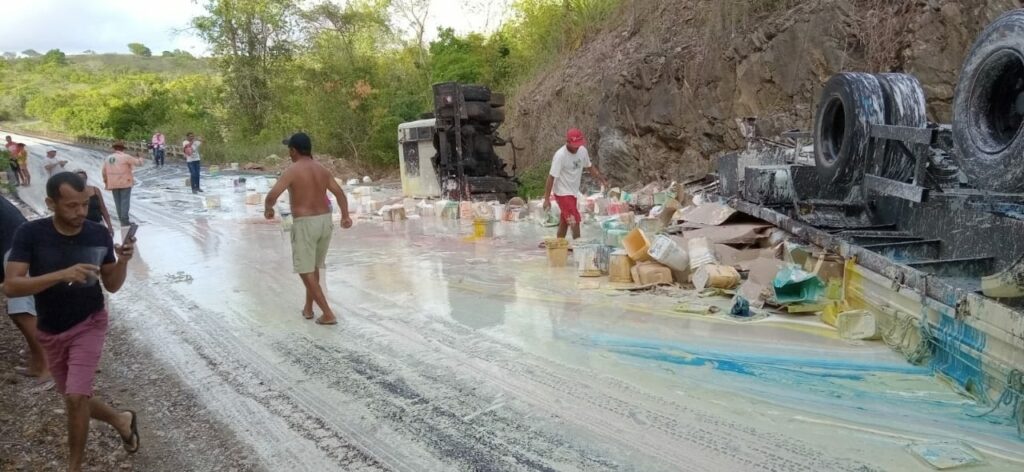 Caminhao carregado de tintas tomba e interdita rodovia entre Simao Dias e Pinhao