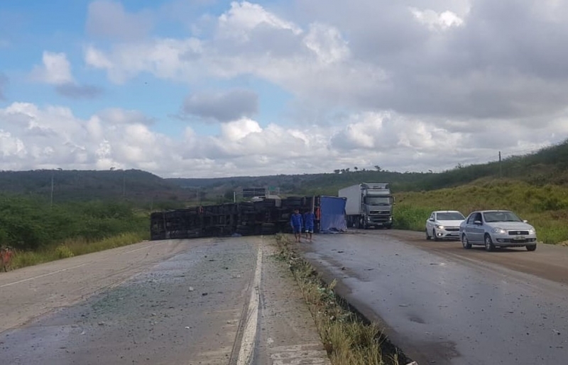 Caminhao com carga de cerveja tomba na BR 101 em Capela