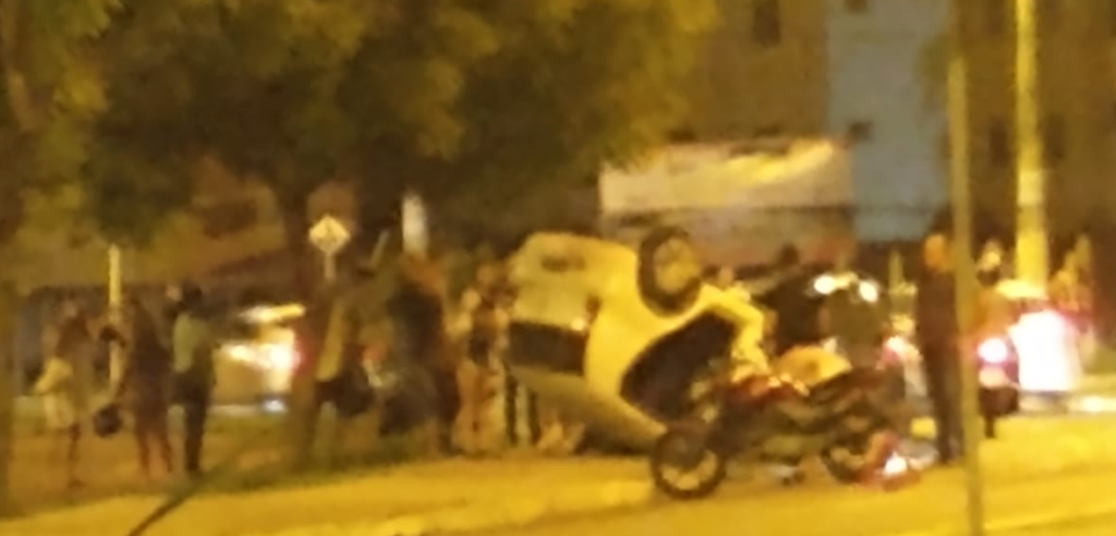 Carro capota no Conjunto Augusto Franco neste sabado 6