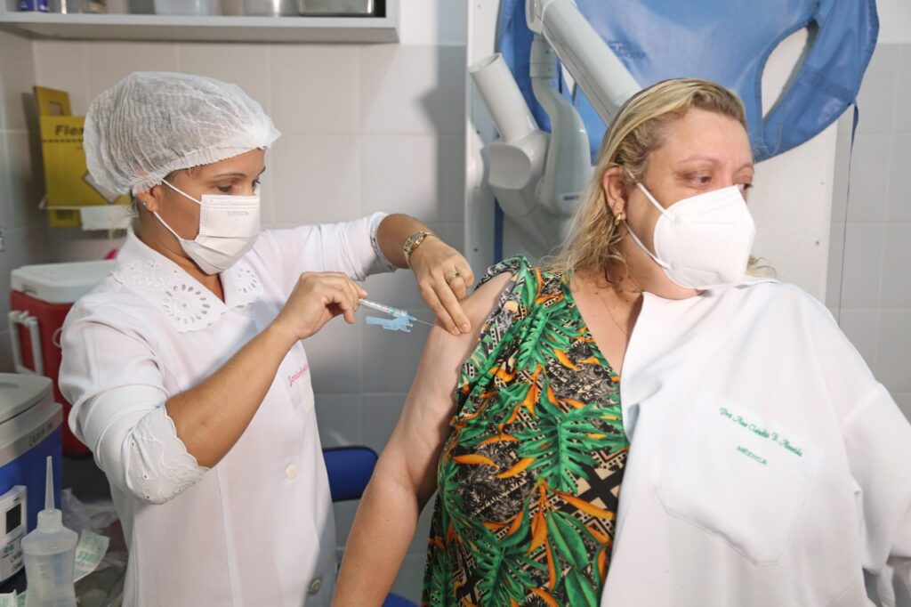 Cidade-que-recebeu-mais-doses-da-CoronaVac-no-estado-Aracaju-vacinou-1.574-pessoas-em-um-mês