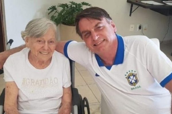 Com 93 anos mae de Bolsonaro e vacinada contra covid 19