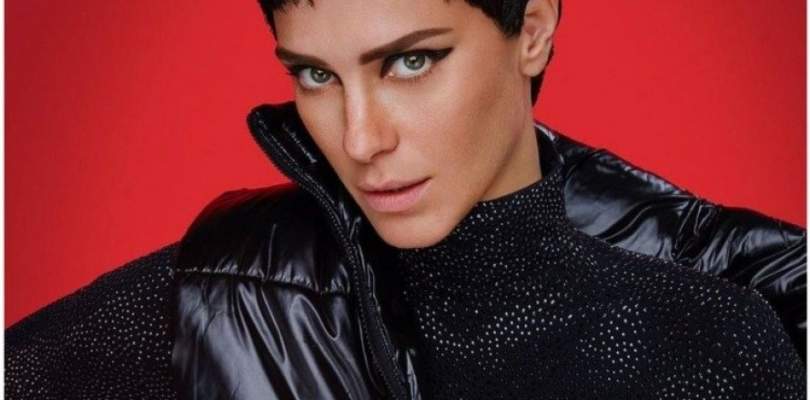 Com cabelo curto e preto Carolina Dieckmann surpreende seguidores