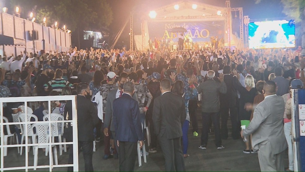 Culto com mais de duas mil pessoas e encerrado por agentes de fiscalizacao em Curitiba