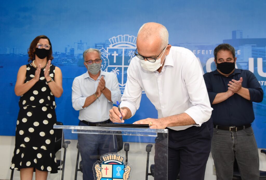 Edvaldo assina contrato de R 257 milhoes para substituicao de luminarias pela tecnologia LED