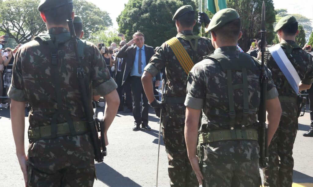 Em discurso Bolsonaro cita possibilidade de novas trocas de comando